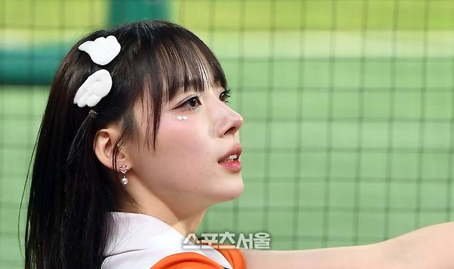 천사의 날개처럼 머리핀으로 장식한 하지원. 문학 | 박진업 기자