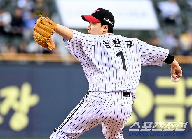 16일 잠실야구장에서 열린 삼성과 LG의 경기, LG 선발투수 임찬규가 역투하고 있다. 잠실=허상욱 기자wook@sportschosun.com/2025.04.