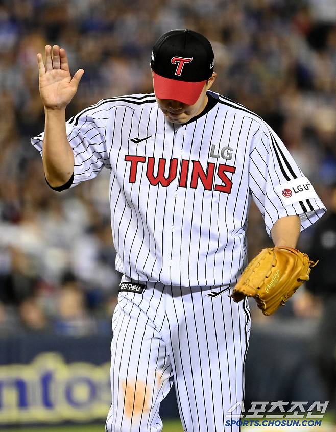 16일 잠실야구장에서 열린 삼성과 LG의 경기, 5회초 투구를 무실점으로 마친 LG 임찬규가 기뻐하고 있다. 잠실=허상욱 기자wook@sportschosun.com/2025.04.16/