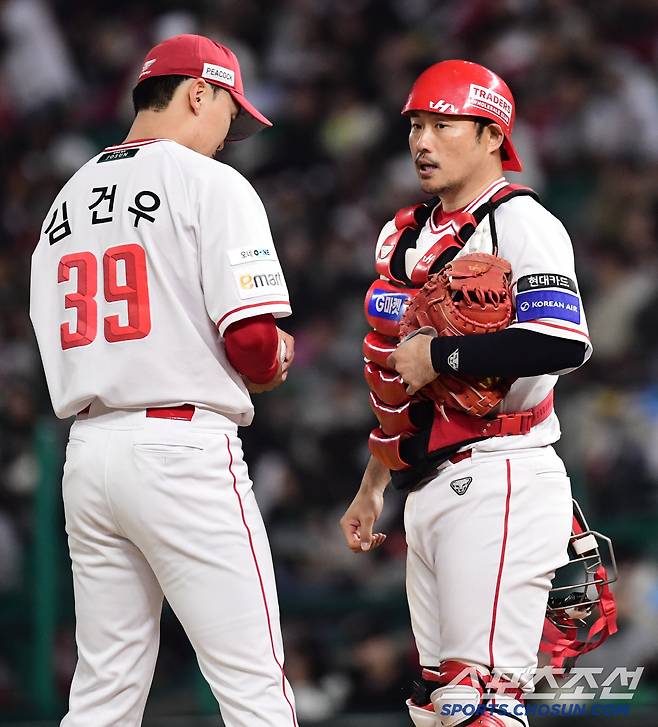 15일 인천 SSG랜더스필드에서 열린 KBO리그 SSG와 한화의 경기. 7회초 김건우와 대화를 나누는 이지영 포수. 인천=송정헌 기자songs@sportschosun.com/2025.04.15/