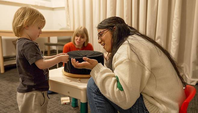 이러한 놀이를 통해 연구진은 영유아들의 작업 기억 및 충동 조절과 같은 능력이 어떻게 발달해나가는지 살펴볼 수 있다