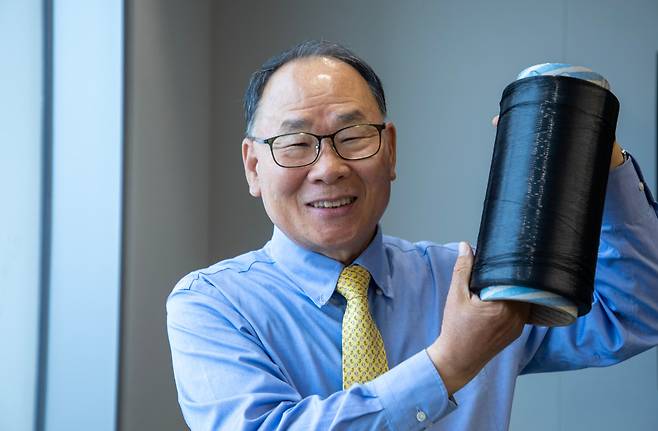 이영관 도레이첨단소재 전 회장이 지난 14일 서울 강서구 본사 회의실에서 진행한 본지 인터뷰에서 이 회사 주력 제품인 탄소섬유를 보여주며 기능을 설명하고 있다. 탄소섬유는 무게는 철의 4분의 1이지만 강도는 10배라 ‘꿈의 신소재’로 불린다. 이 전 회장은 사장이던 2011년 일본 도레이 본사를 설득해 경북 구미에 탄소섬유 공장을 유치했다. 도레이가 일본 외 아시아 국가에 짓는 첫 탄소섬유 생산 기지였다. /조인원 기자