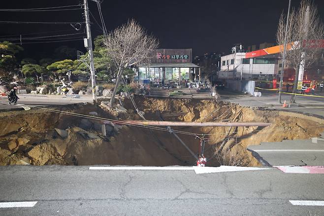 3월 24일 서울 강동구 대명초등학교 인근 사거리에서 싱크홀 사고가 발생하면서, 노후 상하수도관에 대한 우려가 커지고 있다./ 뉴스1