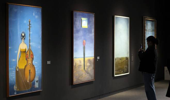 서울 중구 국립현대미술관 덕수궁에서 열린 ‘초현실주의와 한국근대미술’전에 전시된 김종하의 작품들. 근대미술에서 제대로 조명되지 못한 작가들을 재발굴한 이번 전시는 김욱규, 김종남, 김종하, 신영헌, 김영환, 박광호 등 6인의 작품을 중심으로 초현실주의를 소개한다. 뉴스1