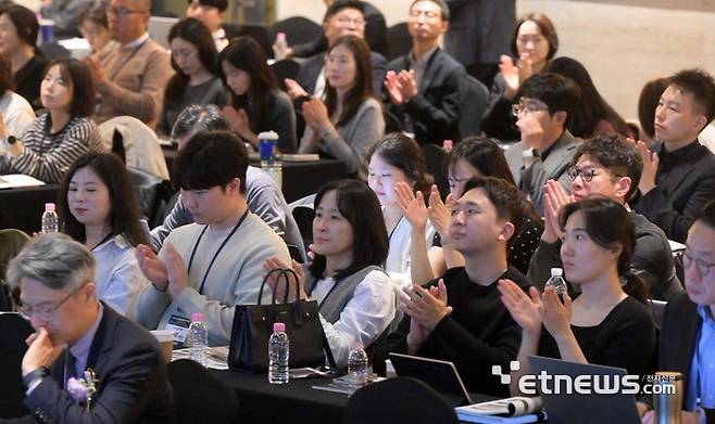 전자신문이 주최하는 제20회 스마트금융 콘퍼런스가 '슈퍼 플랫폼의 귀환'을 주제로 17일 서울 여의도 FKI타워에서 열렸다. 행사에 참석한 청중들이 강연을 듣고 박수를 치고 있다. 김민수기자 mskim@etnews.com