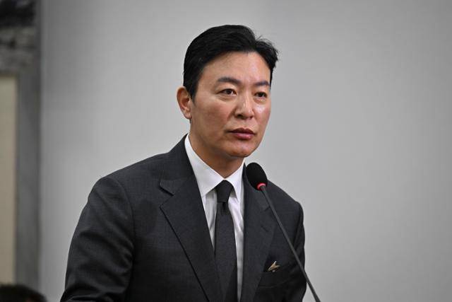 김성훈 대통령경호처 차장이 1월 22일 국회에서 열린 '윤석열 정부의 비상계엄 선포를 통한 내란 혐의 진상규명 국정조사 특별위원회' 1차 청문회에서 발언하고 있다. 정다빈 기자