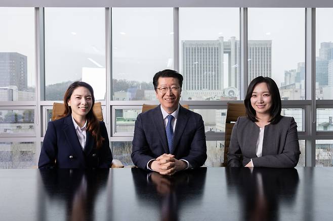 왼쪽부터 로엘 법무법인의 황근주·장영돈·박민희 변호사.