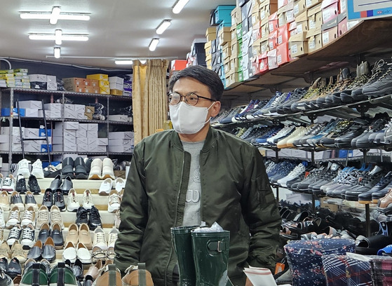 광주 양동시장에서 신발가게를 운영하는 고형길씨. 김정재 기자