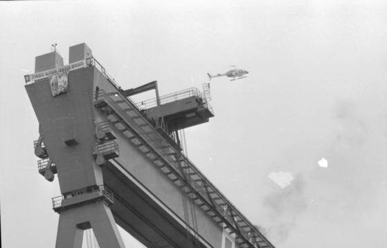 1990년대 촬영 사진. 당시 현대중공업 노조원들이 근로자들의 처우 개선을 위해 골리앗 크레인 위에서 농성 중이다. 중앙포토