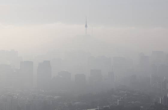 황사의 영향으로 전국 미세먼지 농도가 '나쁨' 수준을 보인 지난달 13일 서울 종로구 인왕산에서 바라본 서울 도심이 뿌옇다. 연합뉴스