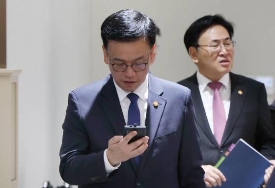 국회 법제사법위원회가 16일 개최한 최상목 경제부총리 탄핵소추사건 청문회에선 최 부총리가 지난해 12월 7일 휴대전화를 교체한 사실이 드러나면서 위증 논란이 일었다. 사진은 지난해 10월 15일 최 부총리가 국무회의에 참석하며 휴대전화를 보는 모습. 대통령실사진기자단