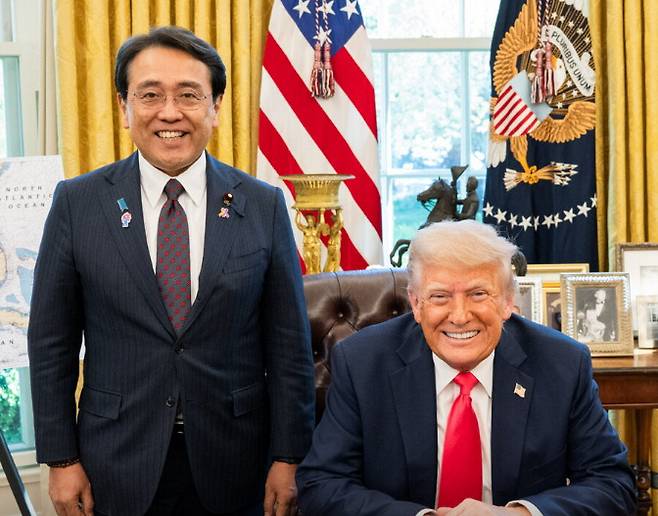 16일(현지시간) 도널드 트럼프 미국 대통령(오른쪽)이 백악관 집무실에서 관세 협상을 위해 미국을 방문한 아카자와 료세이 일본 경제재생상을 만나고 있다. 트럼프 트루스소셜 계정 캡처