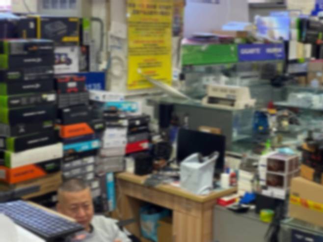 한 GPU 판매점의 상인이 사진을 찍는 기자를 바라보고 있다./사진=우경희 기자