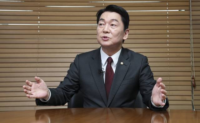 “꼭 정권 재창출해야 나라 미래 있다” 국민의힘 대통령 선거 경선에 출마한 안철수 후보가 지난 15일 서울 중구 문화일보에서 인터뷰하고 있다. 백동현 기자