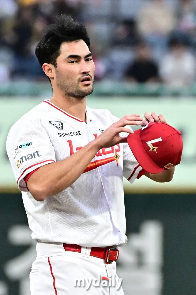 17일 인천 SSG랜더스필드에서 열린 '2025 신한 SOL BANK KBO리그' 한화 이글스와 SSG랜더스 경기. SSG 화이트가 경기 선발투수로 나와 모자를 쓰고 있다./인천 = 한혁승 기자