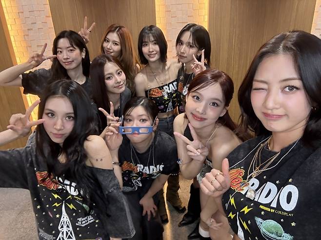 16일 공연부터 총 6회 전 회차 공연에서 오프닝 무대를 맡은 그룹 트와이스. 트와이스 공식 트위터