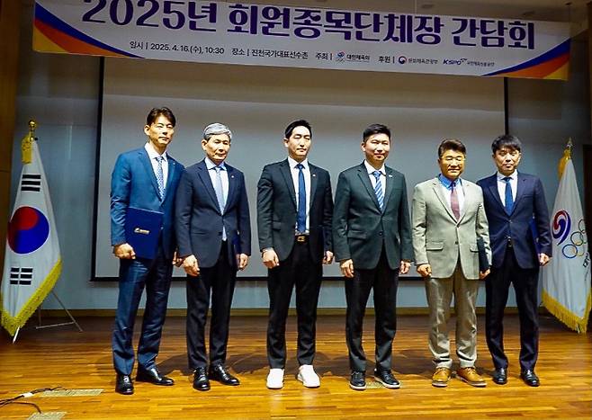 지난 16일 진천선수촌에서 열린 대한체육회 주최 회원종목 단체장 간담회에서 5명의 어드바이저 위촉식 후 기념사진을 촬영하고 있다. 사진 왼쪽부터 박상현 행정 어드바이저, 김봉주 대외협력 어드바이저, 김로한 정책 어드바이저, 유승민 체육회장, 김도균 마케팅 어드바이저, 김남진 현장소통 어드바이저. 연합뉴스