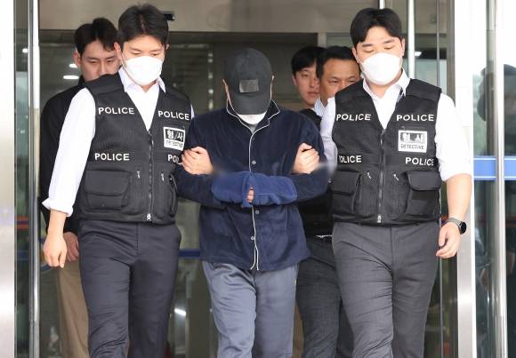 일가족 5명 살해한 50대 가장 영장심사 - 부모와 처자식 등 일가족 5명을 살해해 살인 및 존속살인 혐의로 구속영장이 청구된 50대 가장 A씨가 17일 구속 전 피의자 심문(영장실질심사)에 출석하기 위해 경기도 용인동부경찰서 유치장에서 나오고 있다. 2025.4.17 연합뉴스