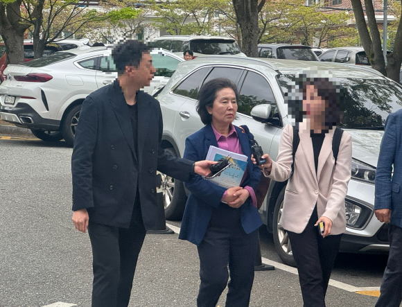 정치자금법 위반 혐의 등으로 재판에 넘겨진 국민의힘 김영선 전 국회의원이 17일 창원지법에 출석하고 있다. 2025.4.17. 이창언 기자