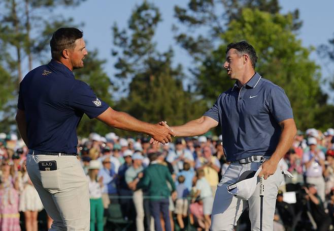 로리 매킬로이(오른쪽)가 지난 14일 마스터스 최종라운드를 마친 뒤 브라이슨 디섐보와 악수하고 있다. 매킬로이는 이날 경기중 디섐보와 한 마디도 나누지 않았다. 오거스타|로이터 연합뉴스