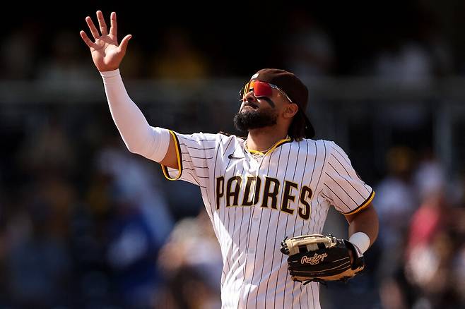 ▲ 샌디에이고는 17일(한국시간) 미국 캘리포니아주 샌디에이고 펫코 파크에서 열린 2025 메이저리그 시카고 컵스와 경기에서 4-2로 이겼다. 승리를 자축하는 페르난도 타티스 주니어. ⓒ연합뉴스/AFP