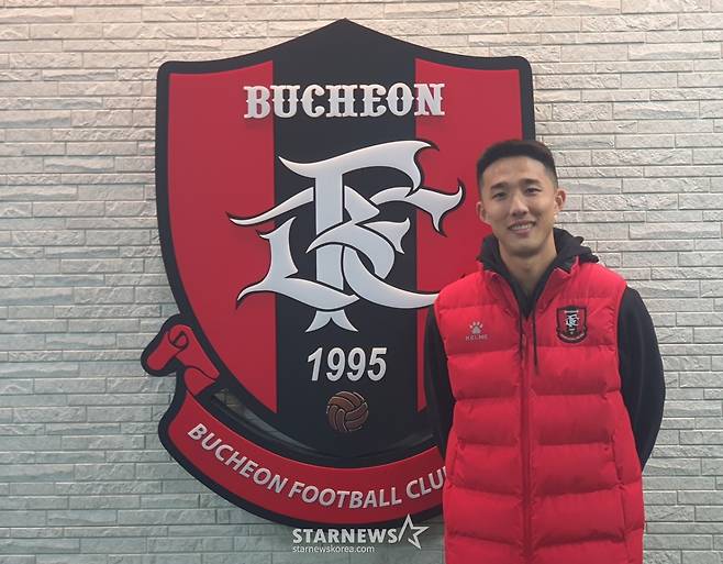 이의형이 지난 16일 부천종합운동장에서 열린 제주 대 부천의 '2025 하나은행 코리아컵' 3라운드 승리 후 사진 촬영을 하고 있다. /사진=박재호 기자