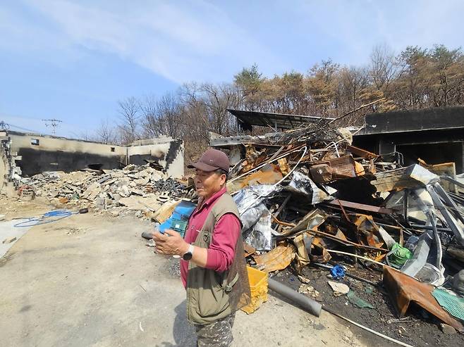 폐허가 된 집 앞에서 (의성=연합뉴스) 김선형 기자 = 16일 오후 의성군 점곡면 동변리에서 산불로 터전을 잃은 강병학씨가 기자에게 설명하고 있다. 2025.4.16 sunhyung@yna.co.kr