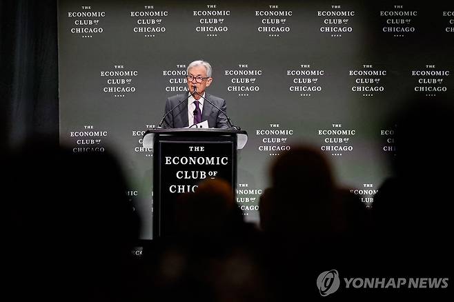 파월 미국 연준 의장 (시카고 AFP=연합뉴스) 제롬 파월 미국 연방준비제도(Fed·연준) 의장이 16일(현지시간) 미국 일리노이주의 시카고 이코노믹클럽에서 경제 전망에 대해 발언하고 있다. 2025.4.16