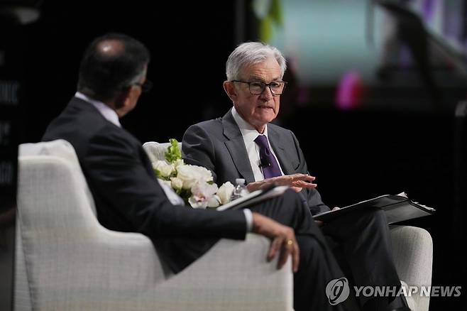 파월 미국 연준 의장 (시카고 AP=연합뉴스) 제롬 파월 미국 연방준비제도(Fed·연준) 의장이 16일(현지시간) 미국 일리노이주의 시카고 이코노믹클럽에서 경제 전망에 대해 발언하고 있다. 2025.4.16