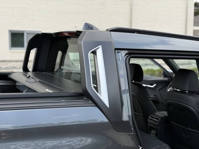 무쏘 EV C-필라 가니쉬./사진=백유진 기자 byj@