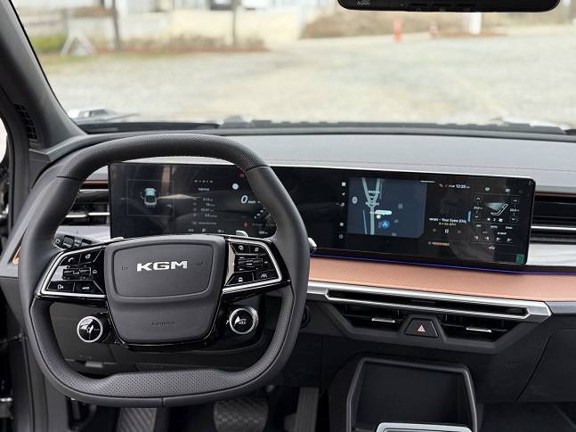 무쏘 EV 1열. 파노라마 와이드 스크린이 적용돼 있다./사진=백유진 기자 byj@