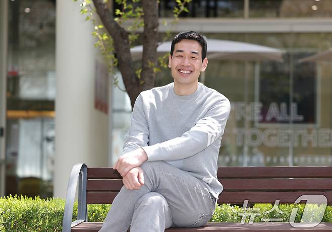 정관장 고희진 감독이 16일 경기 성남시의 한 카페에서 열린 뉴스1과의 인터뷰에 앞서 포즈를 취하고 있다. 2025.4.16/뉴스1 ⓒ News1 김영운 기자