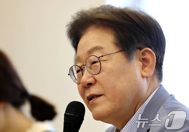 이재명 더불어민주당 대선 경선 후보가 18일 오전 대구 북구 협동조합 소이랩에서 열린 K-콘텐츠 기업 간담회에 참석해 발언하고 있다. 2025.4.18/뉴스1 ⓒ News1 공정식 기자