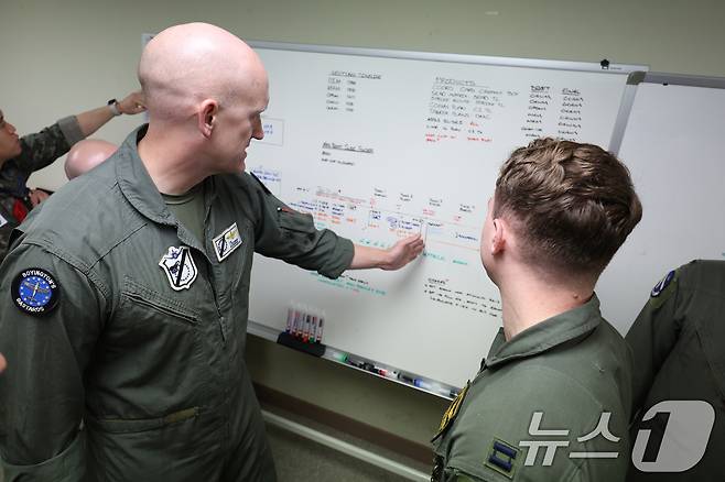 한미공군의 대규모 연합공중훈련 '프리덤 플래그(Freedom Flag)'가 열린 18일 광주 광산구 신촌동 광주공군기지에서 공군들이 작전을 계획하고 있다. 2025.4.18/뉴스1 ⓒ News1 이승현 기자