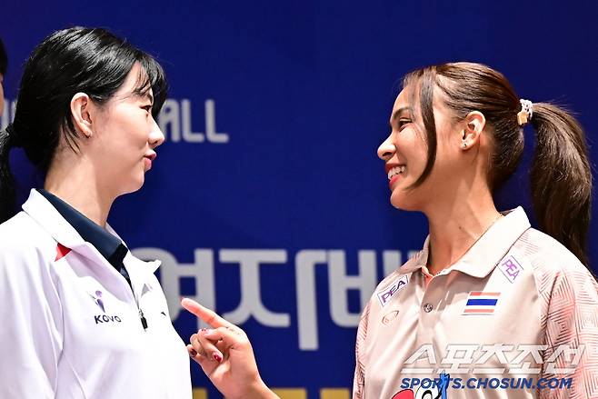 한국 올스타 강소휘와 태국 올스타 타나차가 18일 열린 한국-태국 올스타 슈퍼매치 미디어데이에서 만나 반갑게 얘기를 나누고 있다. 둘은 한국도로공사에서 함께 뛰고 있다. 사진제공=KOVO