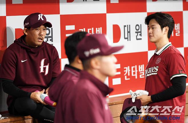 9일 서울 고척스카이돔에서 열린 키움 히어로즈와 LG 트윈스의 경기. 키움 이용규가 박주홍과 타격에 대해 대화를 나누고 있다. 고척=박재만 기자 pjm@sportschosun.com/2025.04.09/