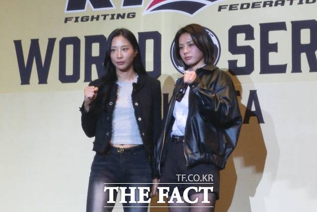 심유리(왼쪽)와 케이트 로터스가 16일 인천 중구 운서동 파라다이스시티에서 열린 '라이진 월드 시리즈 인 코리아' 기자회견에 참석해 기념사진을 함께 찍고 있다. /이상빈 기자