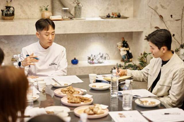 지난 10일 워커힐 호텔앤리조트 R&D센터서 진행된 SK프로보노 레시피 개선 자문 현장에서 (왼쪽부터) 워커힐 조리팀 셰프와 사회적기업 대표가 함께 자문을 진행하고 있다. (사진=행복나래)