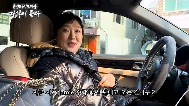 개그우먼 이수지가 아이 교육에 목을 매는 '대치동 엄마'를 캐릭터로 만들어 화제를 불러일으켰다. 유튜브 채널 '핫이슈지'