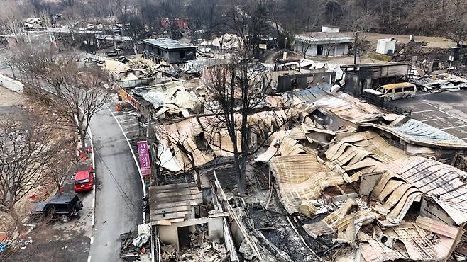 경북 청송의 달기약수터 인근 식당들이 산불로 전소된 모습. /장련성 기자