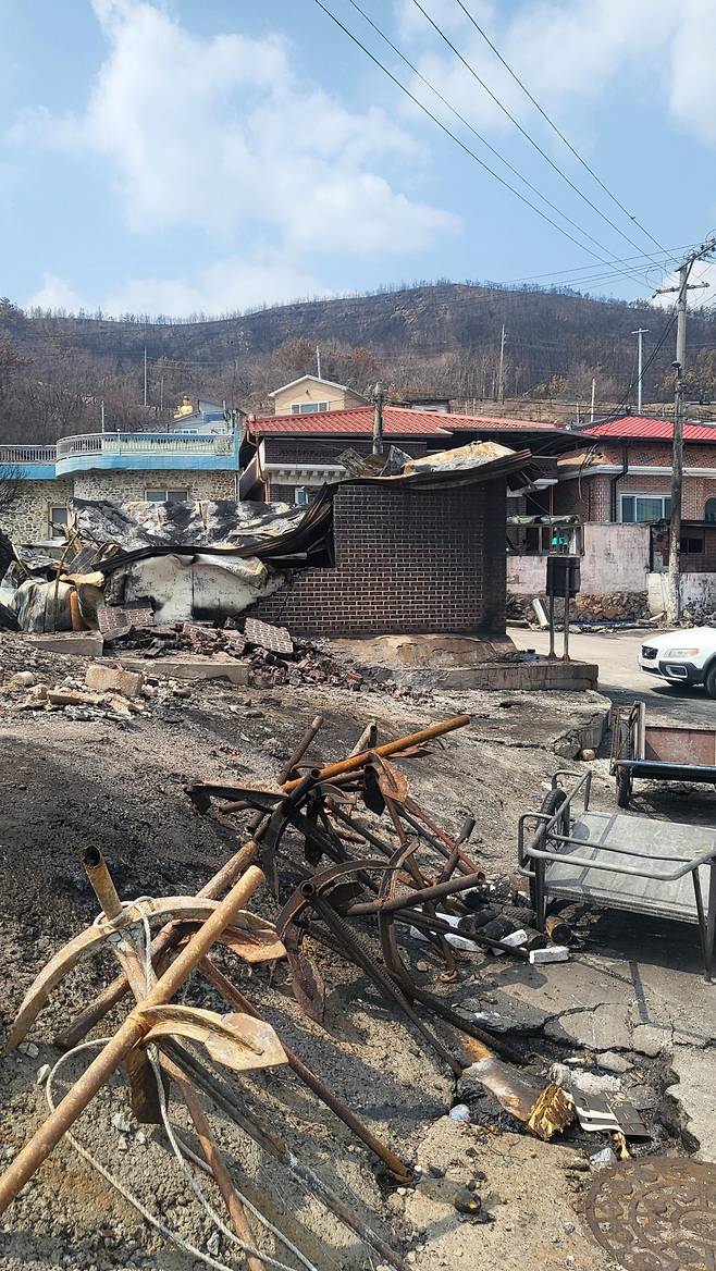 산불로 폐허가 된 경북 영덕군 축산면 경정3리 마을. 영덕=박태근 기자 ptk@donga.com