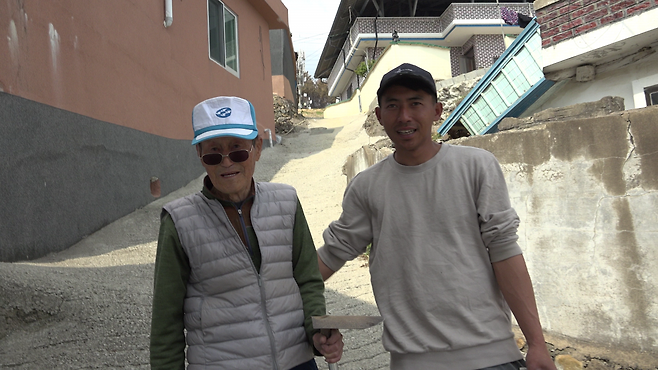 안토 씨의 공로를 칭찬하고 있는 주민 유종락 씨(92) 영덕=박태근 기자 ptk@donga.com