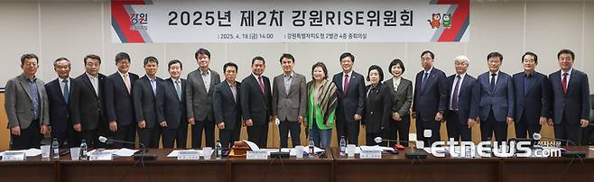 강원RISE위원회 위원들이 기념촬영했다.