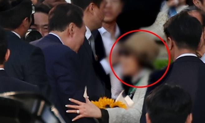 윤석열 전 대통령이 지난 11일 서울 서초구 아크로비스타 사저로 들어서며 주민과 인사하고 있다. 공동취재