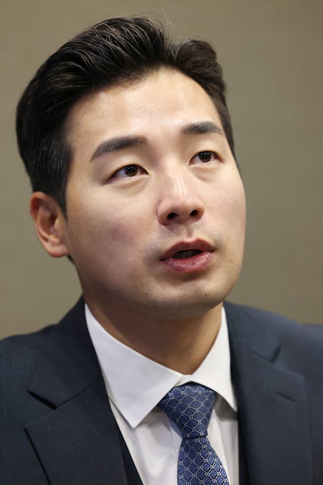 문건일 변호사(법무법인 일로)가 2025년 4월16일 오후 변호사 사무실에서 한겨레21과 인터뷰하고 있다. 류우종 기자