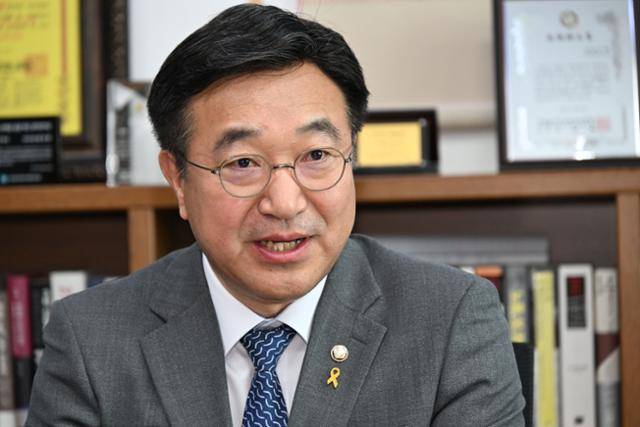 더불어민주당 대선 경선 주자인 이재명 전 민주당 대표 캠프의 좌장인 윤호중 선거대책위원장이 17일 국회 의원회관에서 본보와 인터뷰하고 있다. 고영권 기자