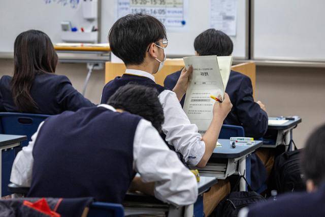 2025년 3월 전국연합학력평가가 실시된 지난달 26일 서울 금천구 금천고등학교에서 학생들이 시험 준비를 하고 있다. 사진공동취재단