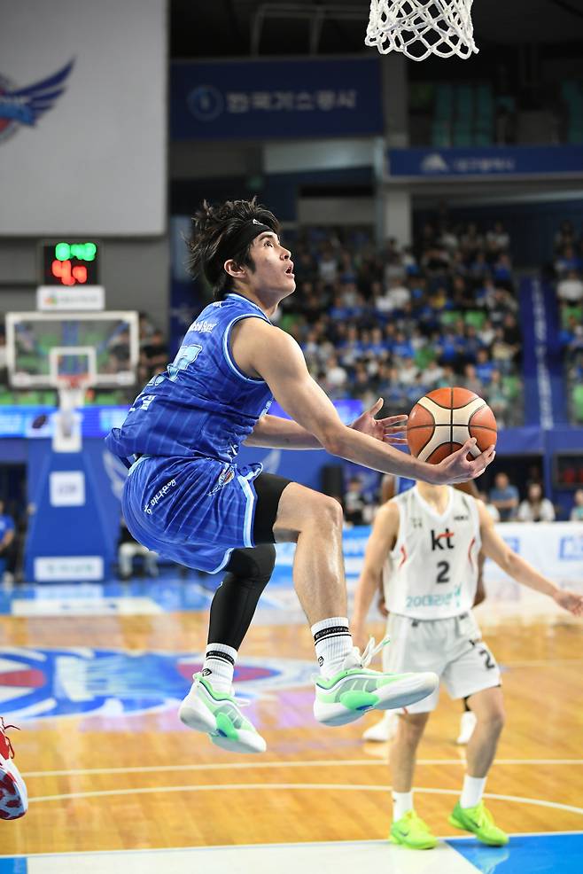 한국가스공사 벨란겔이 18일 대구체육관에서 열린 KT와의 6강 PO 4차전에서 레이업을 시도하고 있다. 사진=KBL