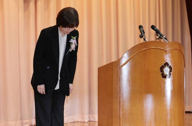 ▲ 이미선 헌법재판관이 18일 서울 종로구 헌법재판소에서 열린 퇴임식에서 퇴임사를 마친 뒤 인사하고 있다. 연합뉴스