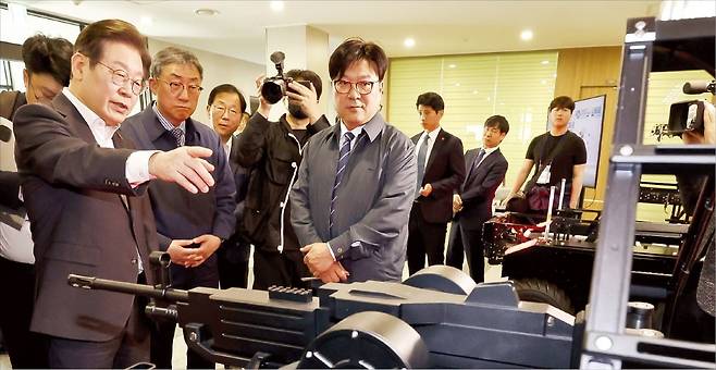 < 국방과학연구소 찾은 李 > 이재명 더불어민주당 대선 경선 후보(왼쪽)가 17일 대전 국방과학연구소(ADD)에서 인공지능(AI) 기반 무기체계 연구개발 현장을 둘러보고 있다. 이날 일정은 이 후보의 출마 선언 이후 두 번째 산업 현장 방문이다. /국회사진기자단